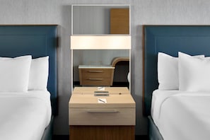 Cofres nos quartos, escrivaninha, cortinas blackout