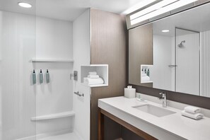 Tina con regadera, amenidades de baño gratuitas, secadora de cabello