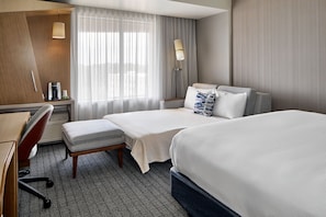 In-room safe, desk, blackout drapes, iron/ironing board - Courtyard Atlanta NE/Duluth Sugarloaf (Duluth)