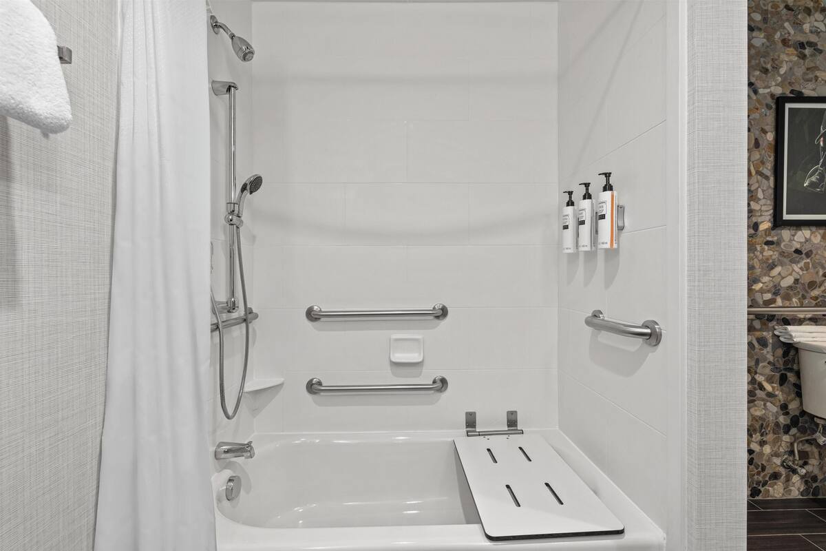 Douche hydromassante, articles de toilette gratuits, sèche-cheveux