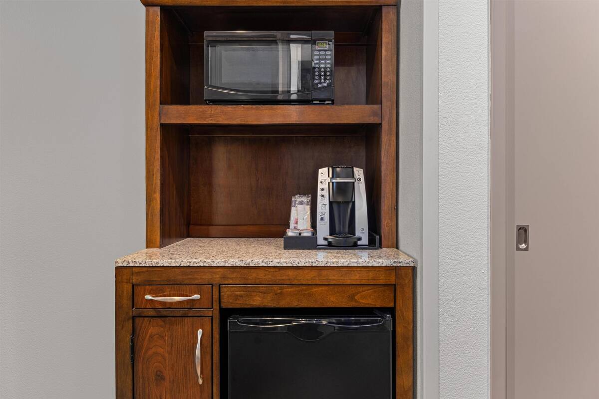 Bureau, espace de travail pour ordinateur portable, rideaux occultants