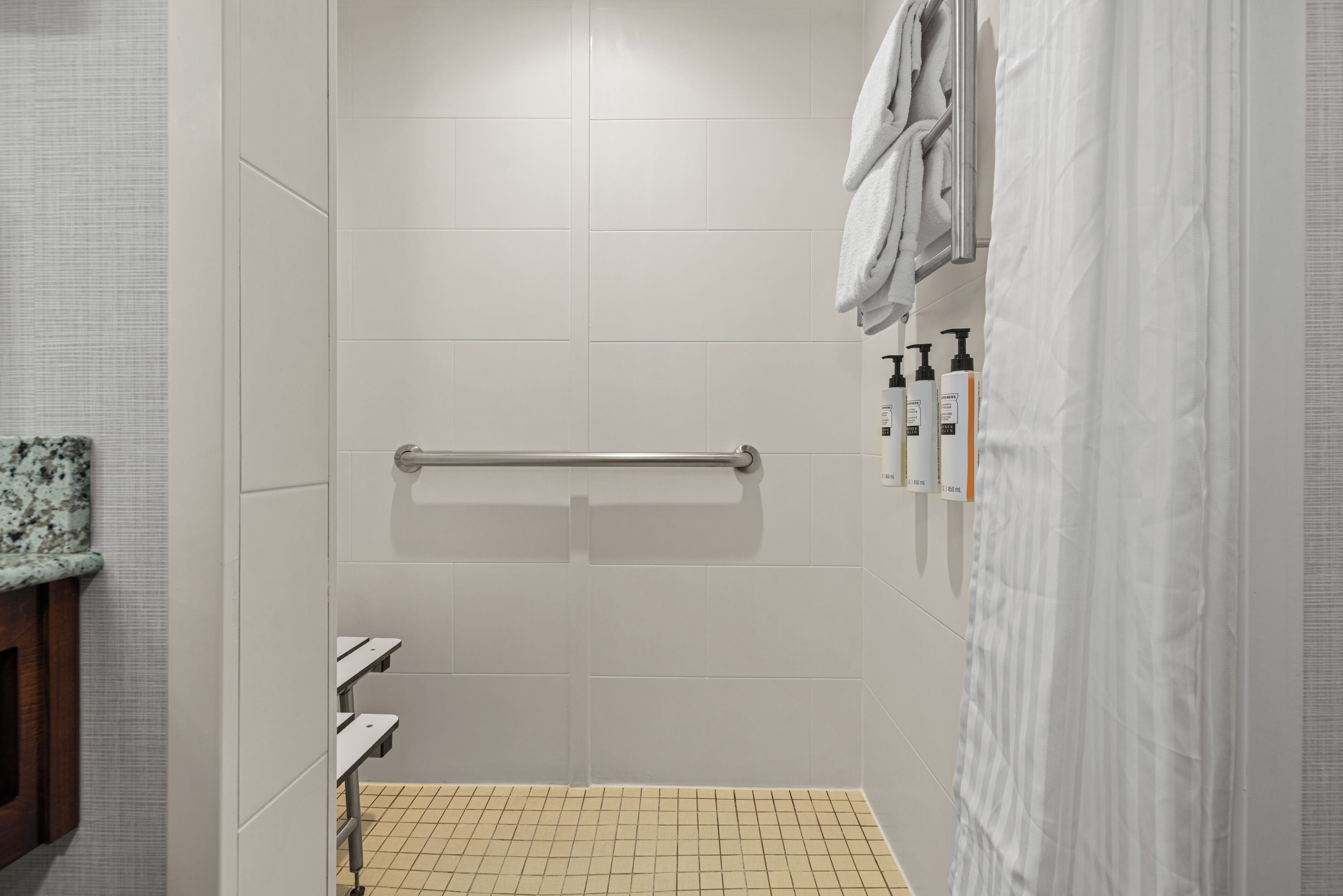 Brusehoved med hydromassage, gratis toiletartikler, hårtørrer, badekåber