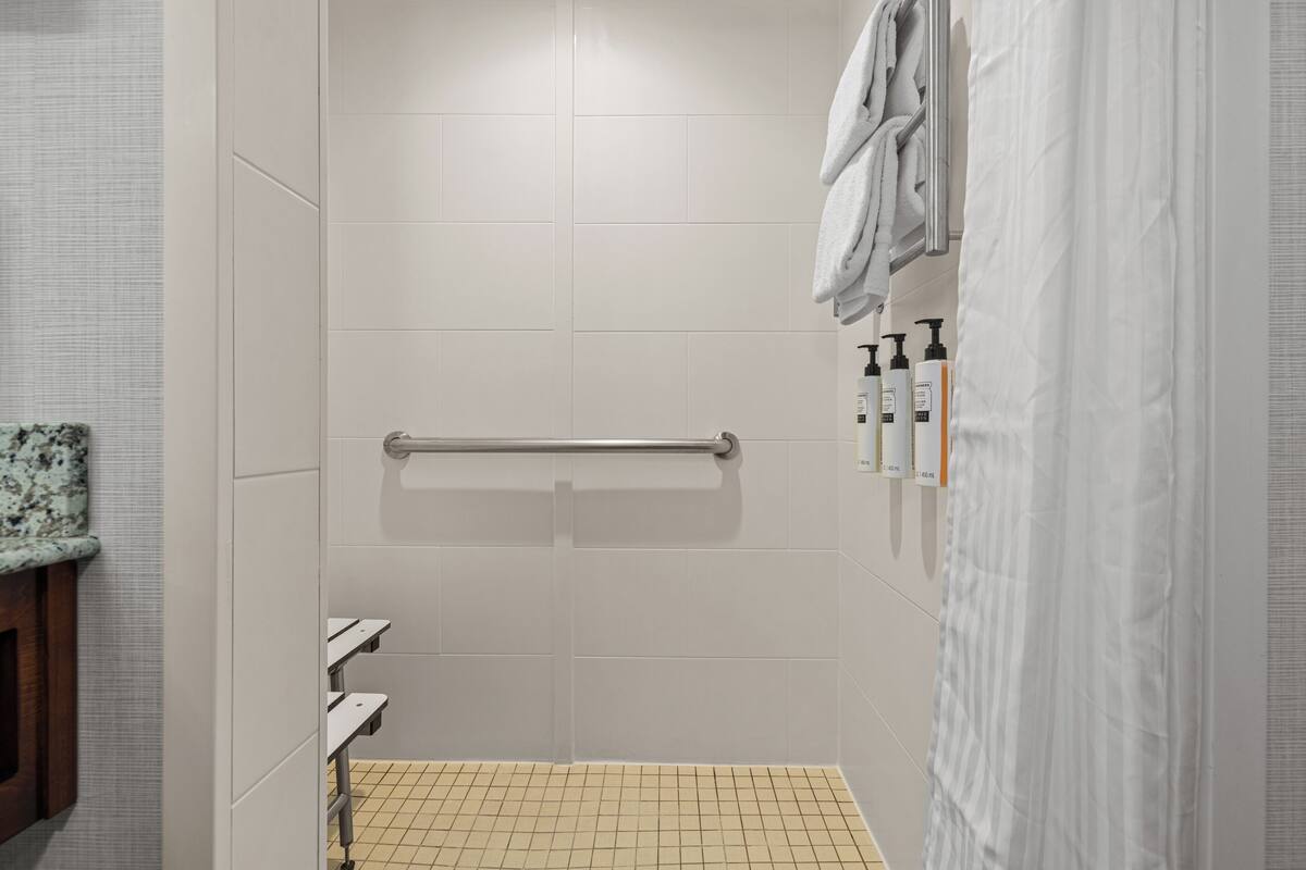 Douche hydromassante, articles de toilette gratuits, sèche-cheveux