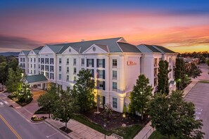 A multi-story hotel with a symmetrical facade, large windows, and a parking lot. - Hilton Garden Inn Nashville Brentwood (Brentwood)