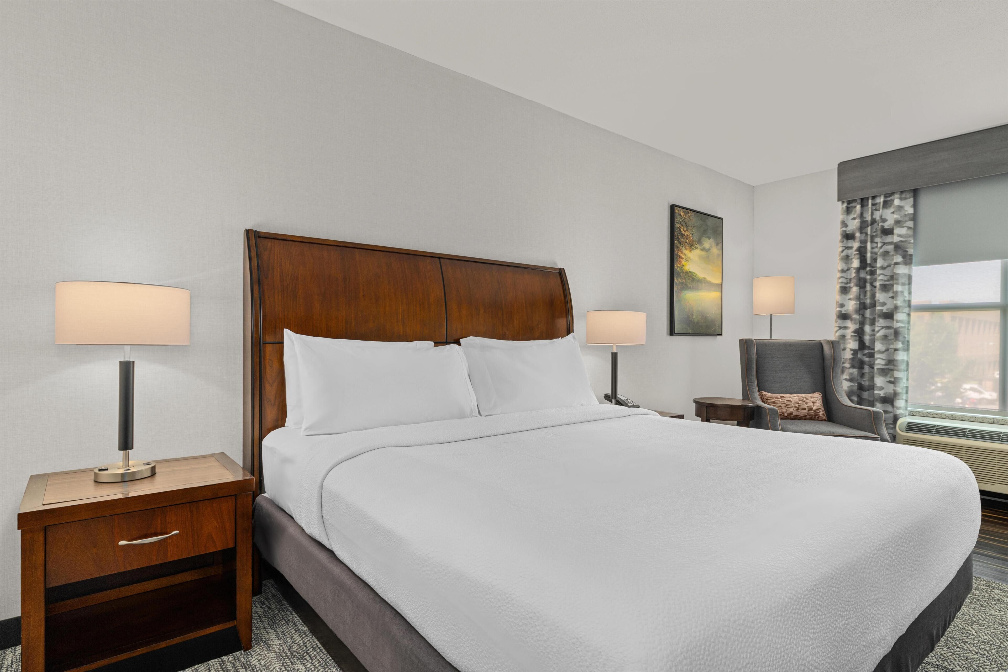 Chambre, 1 très grand lit | Bureau, espace de travail pour ordinateurs portables