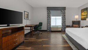 Escritorio, espacio para trabajar con laptop y cortinas blackout 