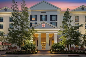 A hotel with a classical facade, large columns, and a prominent entrance. - Hilton Garden Inn Nashville Brentwood (Brentwood)