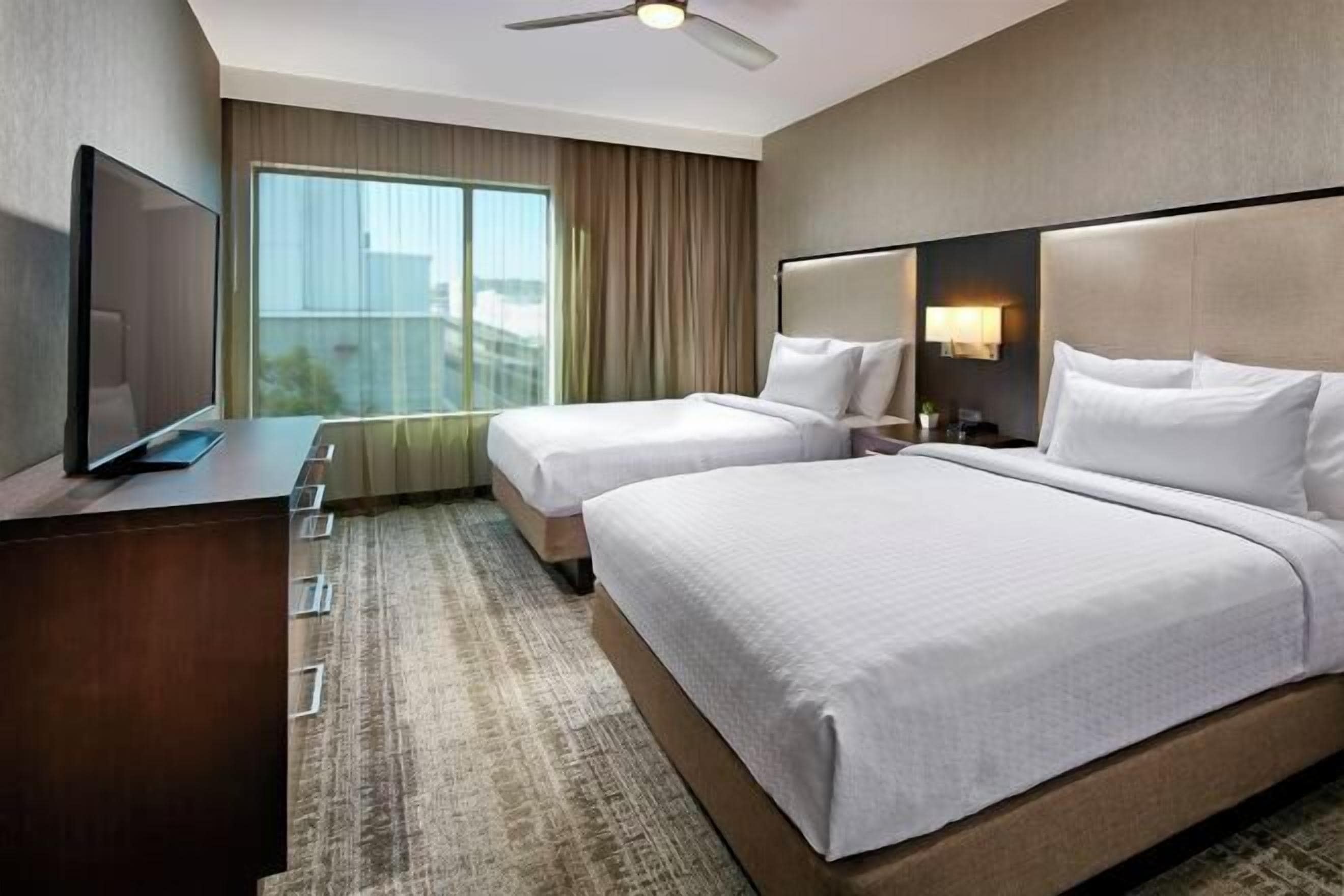 客房内保险箱、遮光窗帘、熨斗/熨衣板、免费婴儿床