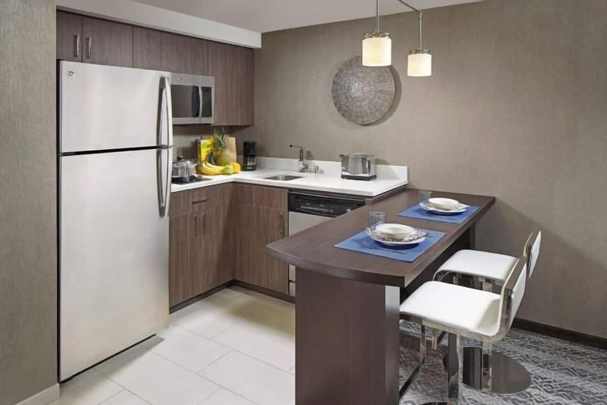 Full-sized fridge, microwave, stovetop, dishwasher