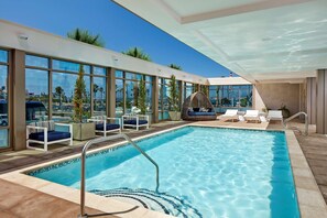 Outdoor pool, open 7:00 AM to 10:00 PM, sun loungers - Homewood Suites by Hilton San Diego Downtown/Bayside (San Diego)