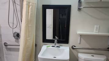 Single Room | Bathroom | Free toiletries, towels, soap, shampoo