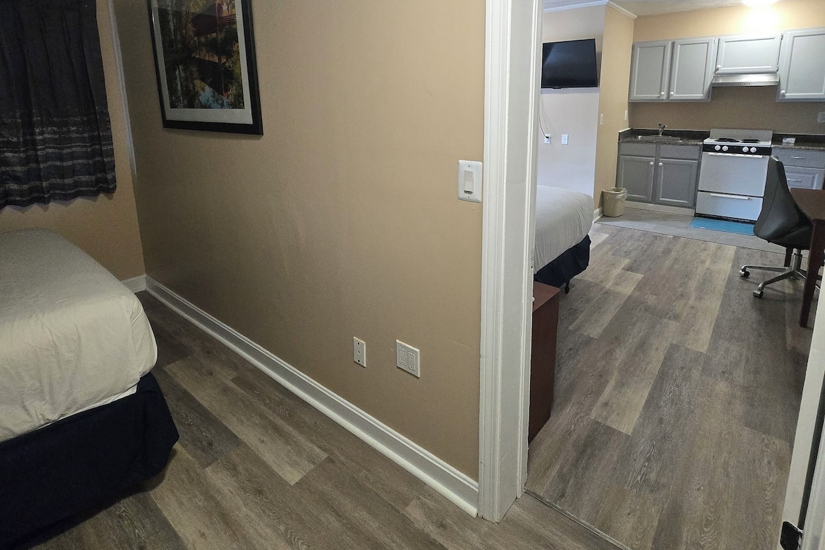 Suite | 1 bedroom, iron/ironing board, free WiFi, bed sheets