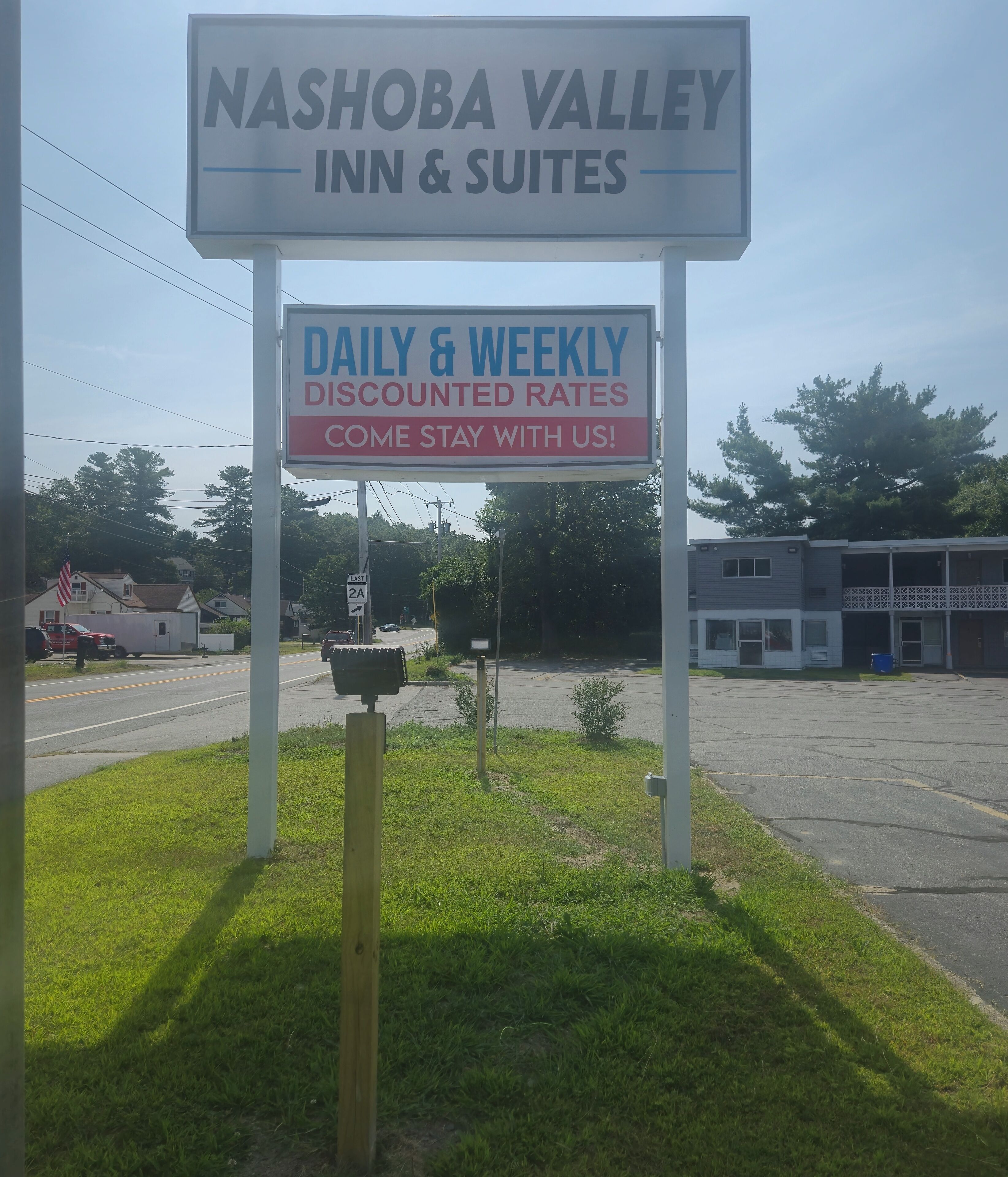 Letrero del Nashoba Valley Inn & Suites anunciando tarifas con descuento diarias y semanales.