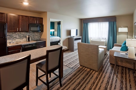 Hochwertige Bettwaren, Schreibtisch, laptopgeeigneter Arbeitsplatz. GrandStay Hotel and Suites