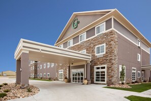 Exterior - GrandStay Hotel and Suites (Valley City)