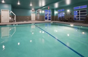 Une piscine à l’eau claire, un poste de surveillance pour les sauveteurs et un panneau indiquant qu’il n’y a pas de sauveteur de service.