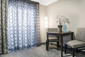 The Aqua | Living area | Flat-screen TV - Aqua Blue Hotel (Narragansett)
