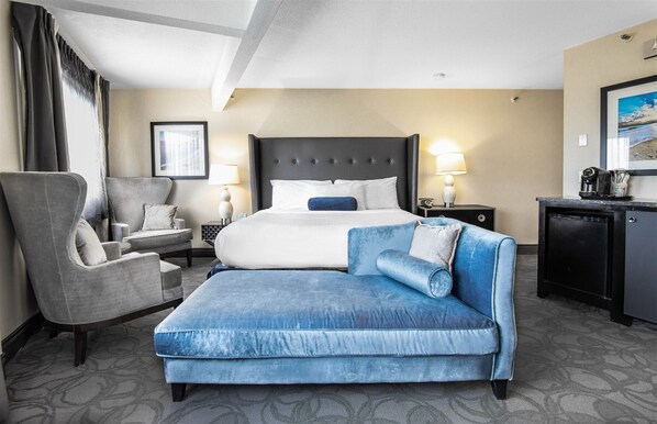 The Blue | Premium bedding, laptop workspace, blackout drapes, iron/ironing board - Aqua Blue Hotel (Narragansett)