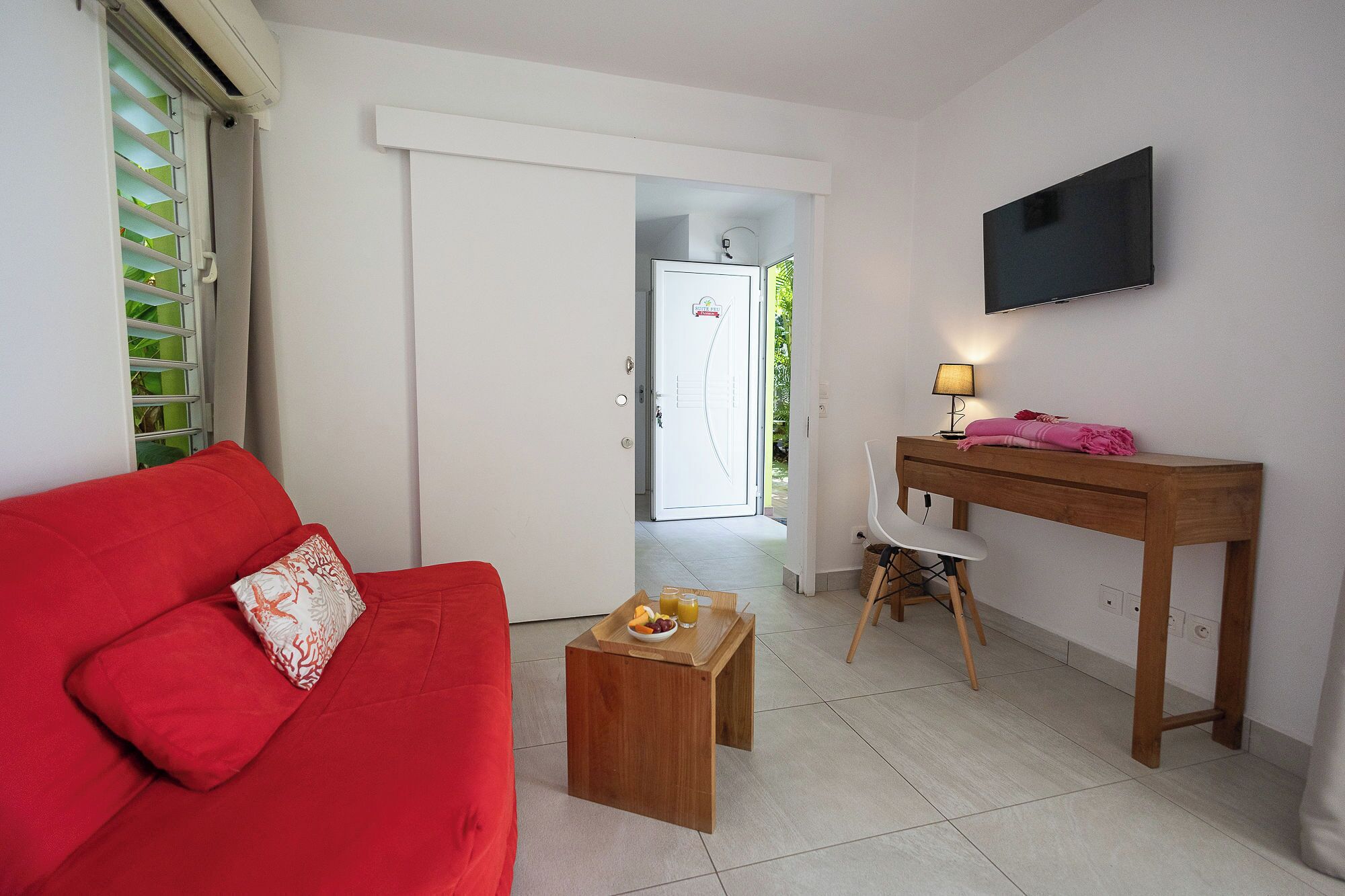 Premium suite, 1 slaapkamer, bubbelbad (Suite Feu: Passion) | Woonruimte | Een 32-inch flatscreentelevisie met satellietzenders en televisie