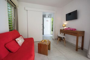 Premium suite, 1 slaapkamer, hot tub (Suite Feu: Passion) | Woonruimte | Een 32-inch flatscreentelevisie met satellietzenders en een televisie