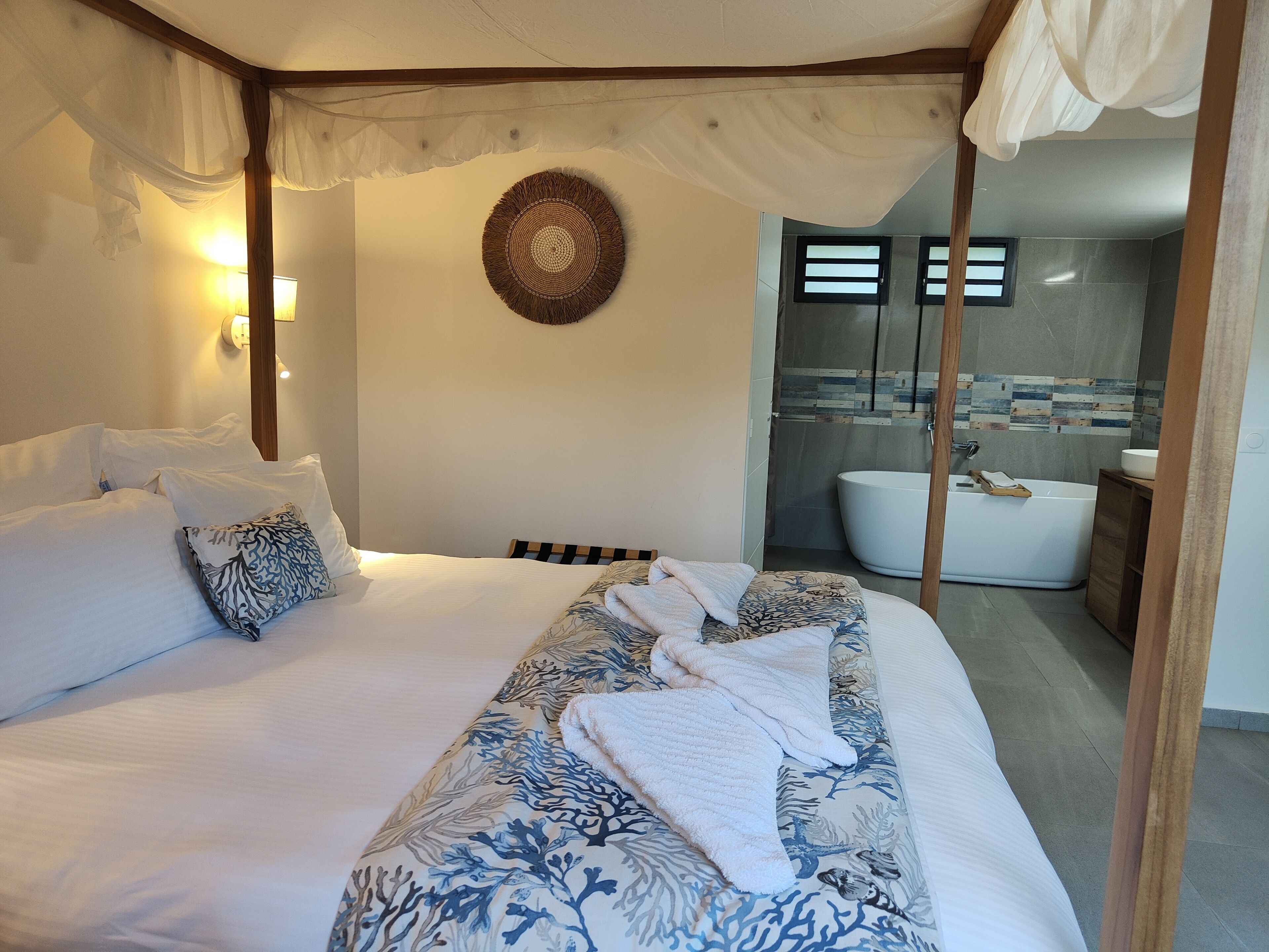 디럭스 빌라, 침실 3개, 온수 욕조, 수영장 전망 | 고급 침구, 필로우탑 침대, 각각 다른 스타일의 인테리어, 각각 다르게 가구 비치