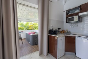 Premium Suite, 1 Bedroom, Hot Tub (Suite Air: Alize) | Private kitchen | Microwave, stovetop, dishwasher, espresso maker - Majesty Palm (Saint-François)