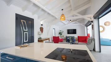 Villa Deluxe - 3 sovrum - bubbelpool - utsikt mot poolen | Eget kök | Mikrovågsugn, spishäll, diskmaskin och espressobryggare