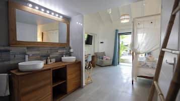 Deluxe Villa, 3 Bedrooms, Hot Tub, Pool View | Bathroom | Rainfall showerhead, free toiletries, hair dryer, towels