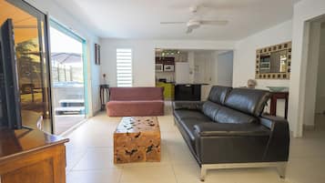 Villa, 2 chambres, bain à remous (Villa Quity) | Vardagsrum | 32-tums platt-tv med satellitkanaler, tv och Netflix