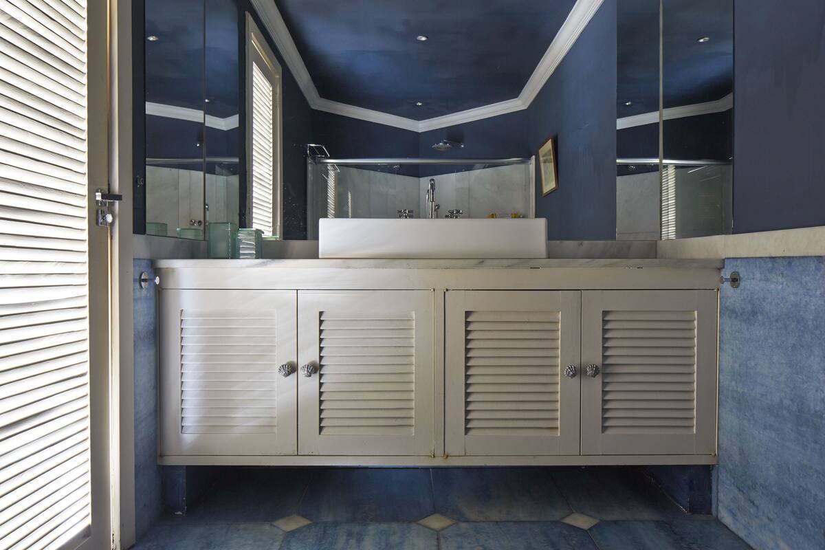 deluxe suite | bathroom | free toiletries, hair dryer, bathrobes, towels