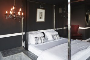 Prestige Suite | Cortinas blackout, insonorización y tabla de planchar con plancha 