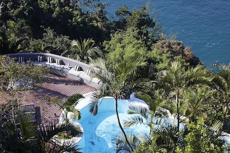 室外游泳池,日光浴躺椅. 杜索尔套房旅馆