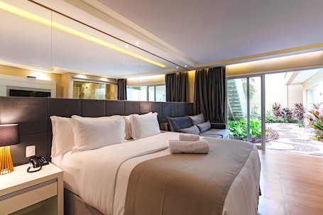 Quadruple Room, Bathtub | Premium bedding, minibar, blackout drapes, free WiFi. Pousada Apple House Paraty