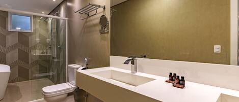 Un baño moderno con un espejo grande, dos lavamanos y una ducha.