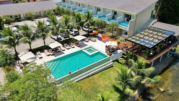 4 kolam renang terbuka, payung kolam, kerusi lepak pantai