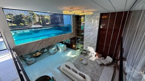 Luxe penthouse, privézwembad | Luxe beddengoed, een minibar, verduisterende gordijnen, gratis wifi