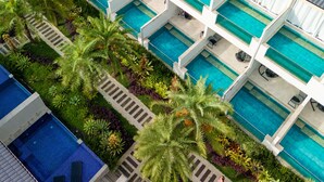 A multi-story hotel with several swimming pools, each with a separate deck area. - Pousada Apple House Paraty (Paraty)