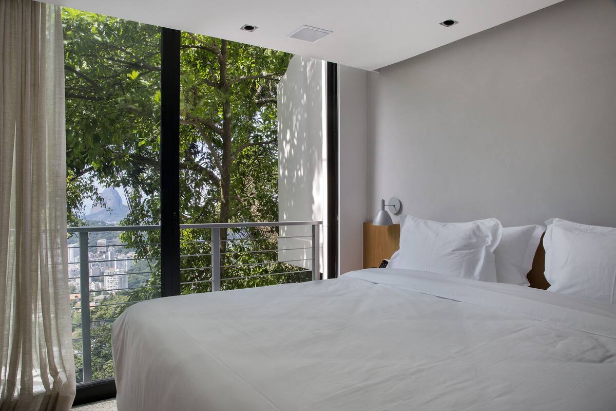 Standaard suite | Luxe beddengoed, een kluis op de kamer, verduisterende gordijnen