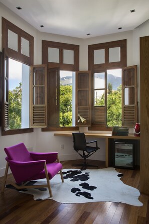 Suite estándar, vistas a la montaña | Ropa de cama de alta calidad, caja fuerte, decoración individual