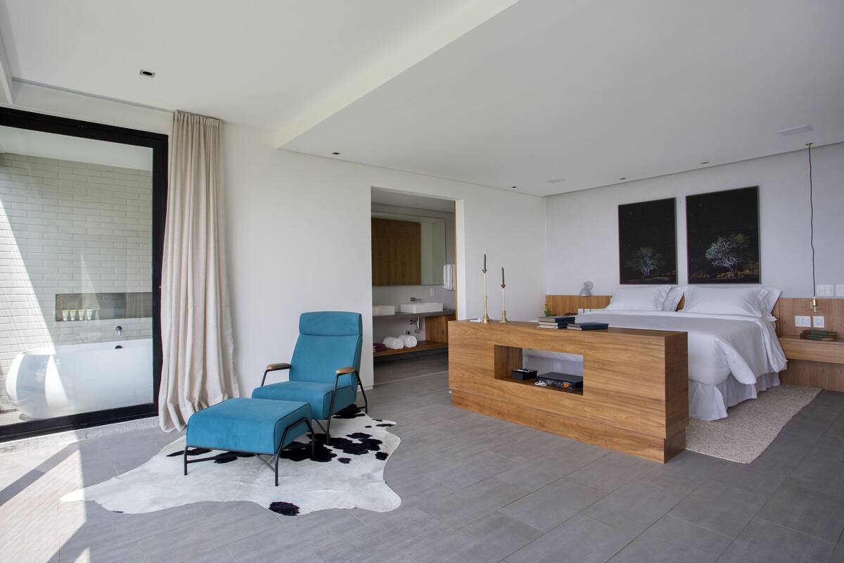 Luxe suite | Luxe beddengoed, een kluis op de kamer, verduisterende gordijnen