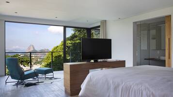Luxury Suite | Premium bedding, in-room safe, individually decorated, blackout drapes