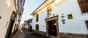 Front of property - Hostal El Grial (Cusco)