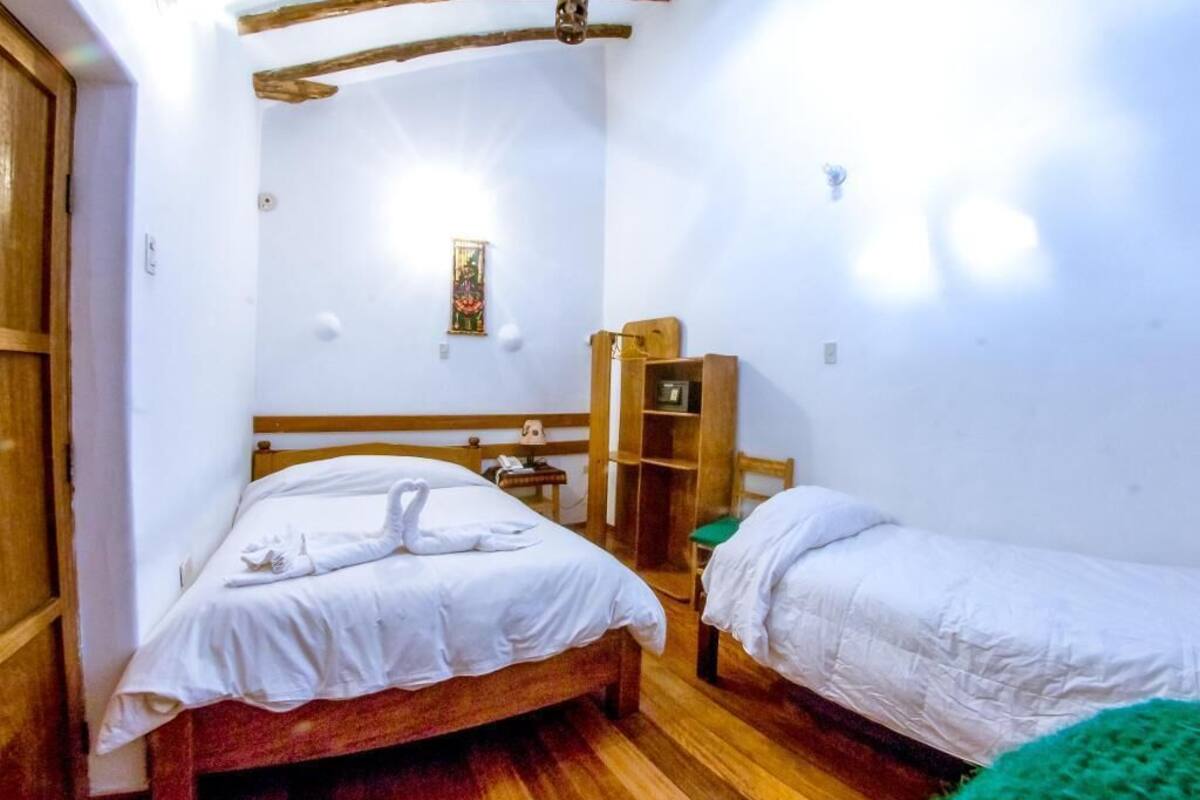 1 kamar tidur, selimut bulu angsa, brankas, dan meja kerja