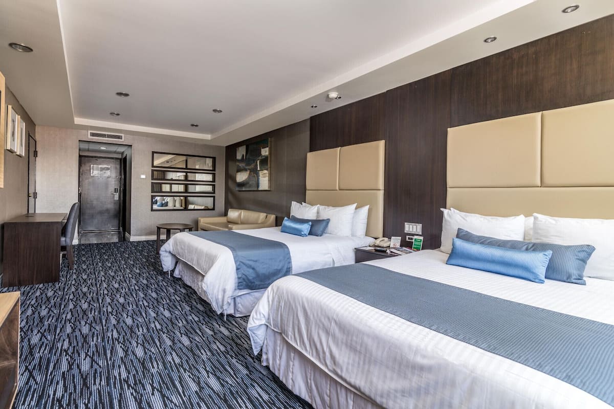 Down duvets, in-room safe, desk, blackout curtains
