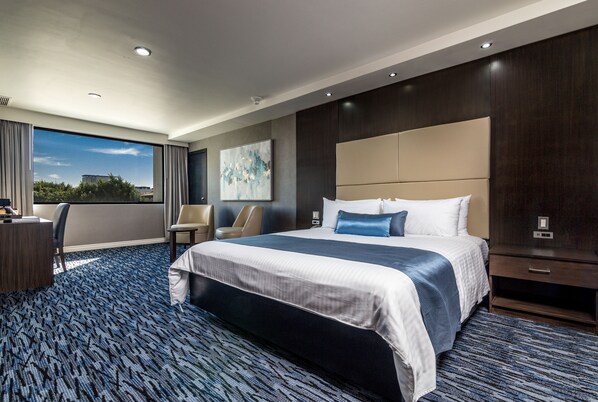 Dundyner, safe på rommet, skrivebord og blendingsgardiner