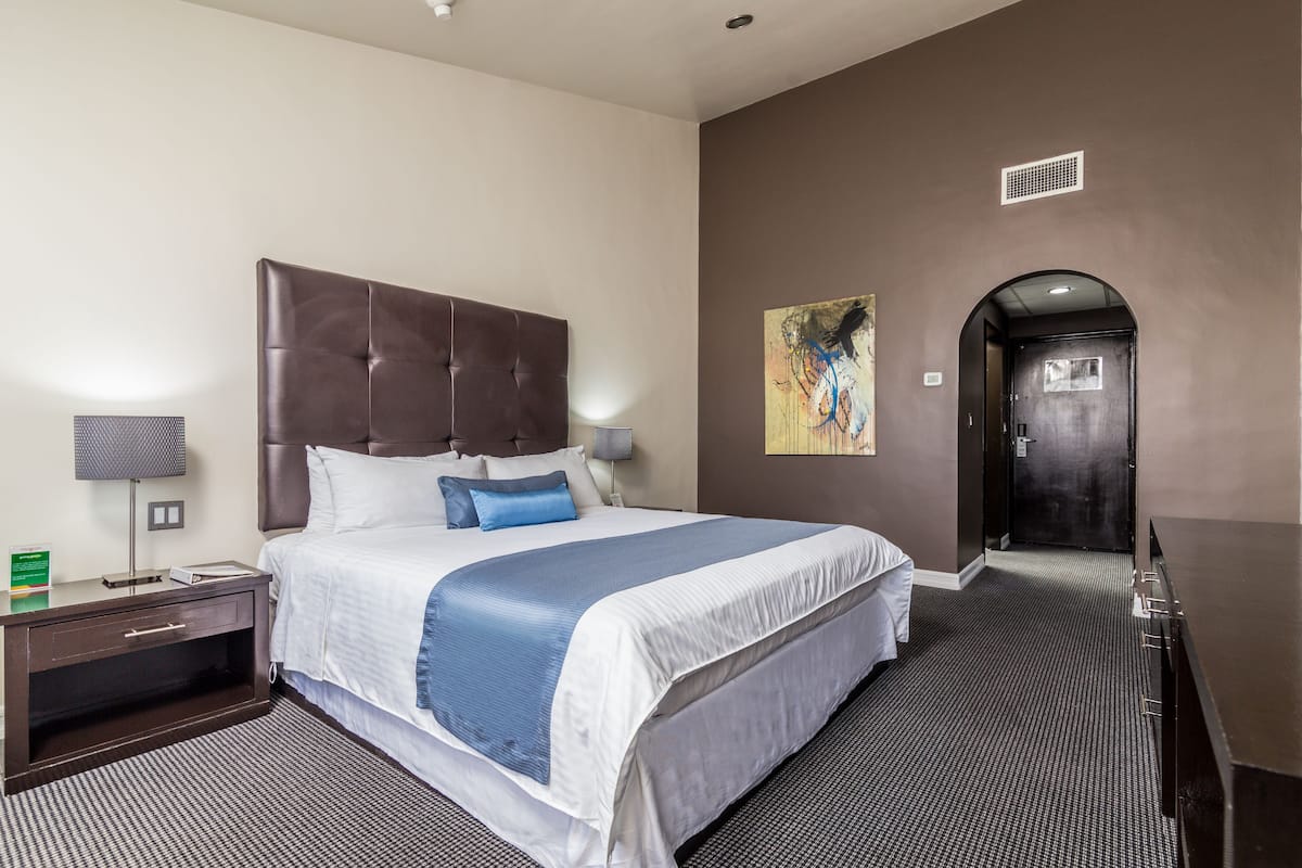 Standaard kamer, 1 kingsize bed | 1 slaapkamer, donzen dekbedden, een kluis op de kamer, een bureau