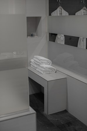 Presidential Suite | Bathroom | Shower, free toiletries, hair dryer, towels