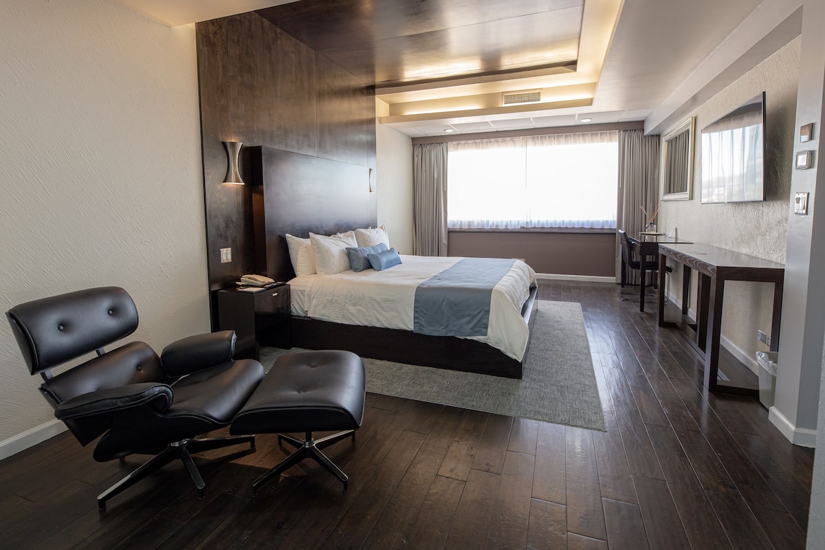 Presidentiële suite | 1 slaapkamer, donzen dekbedden, een kluis op de kamer, een bureau