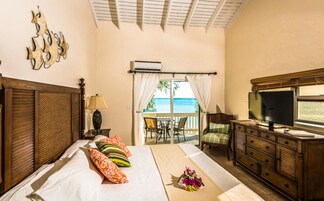 Beachfront Corner King (one king  size bed) | 客房景观