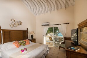 Beachfront Corner King (one king  size bed) | In-room safe, free WiFi, bed sheets - Bohio Dive Resort (Cockburn Town)